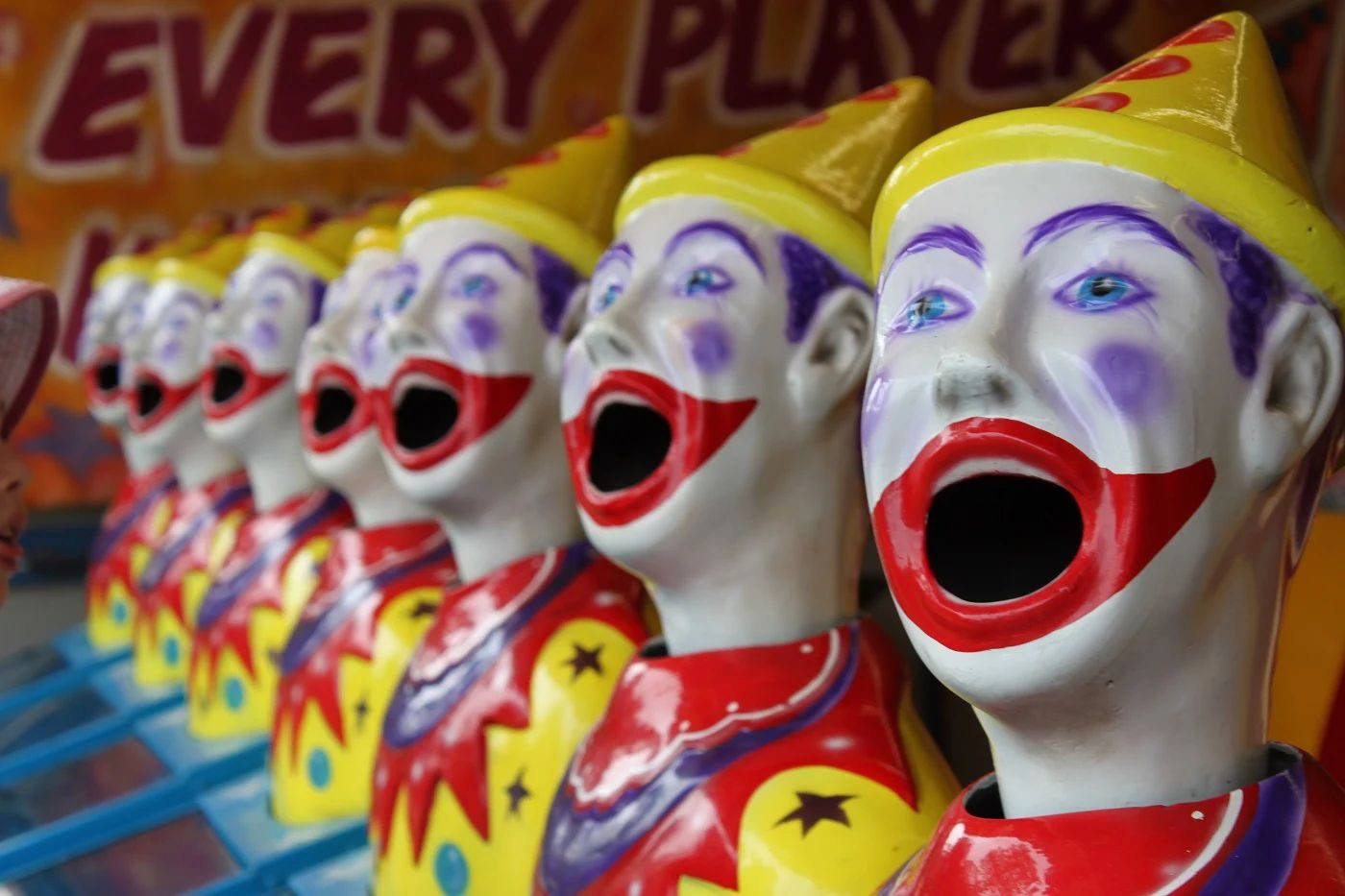 Laughing clowns sideshow game